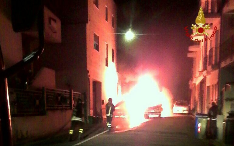 Notte di super lavoro per i Vigili del Fuoco: cassonetti in fiamme a San Benedetto e auto distrutte a Capoterra