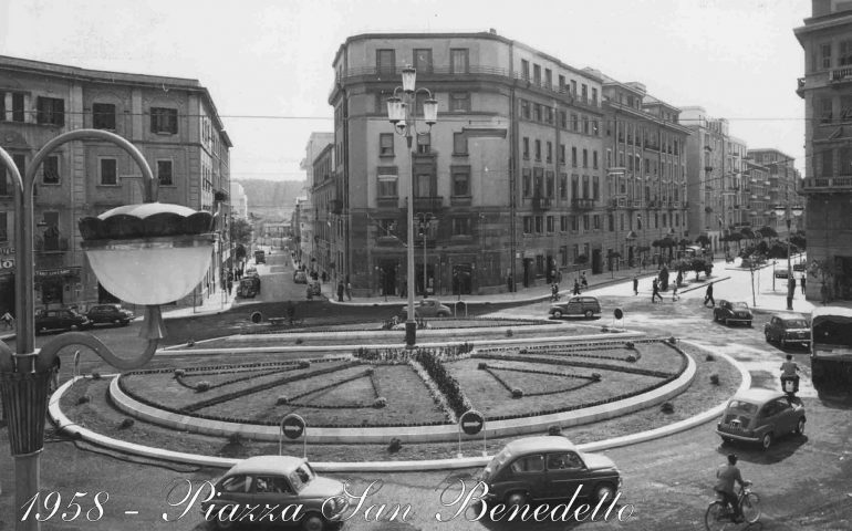 La Cagliari che non c’è più: un’elegantissima rotonda in piazza San Benedetto in una foto del 1958