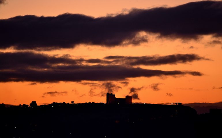 La foto: Cagliari, una magnifica foto del Castello di San Michele al tramonto