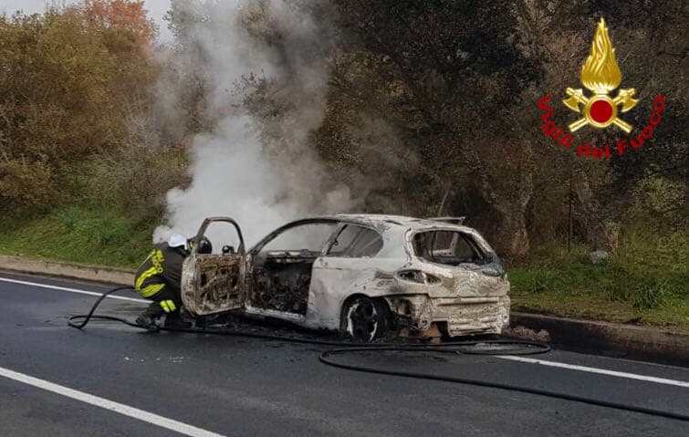 Benetutti, auto rubata data alle fiamme sul ciglio della strada