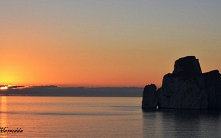 La foto del giorno. Il Pan di Zucchero si specchia al tramonto sul mare