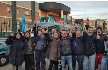 I lavoratori della Rosa del Marganai festeggiano la revica dei licenziamenti - Foto del consigliere regionale Gigi Rubiu