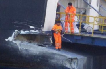 La nave Tirrenia urta la banchina a Genova - Foto di Mauro Pili