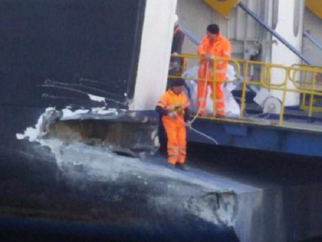 La nave Tirrenia urta la banchina a Genova - Foto di Mauro Pili