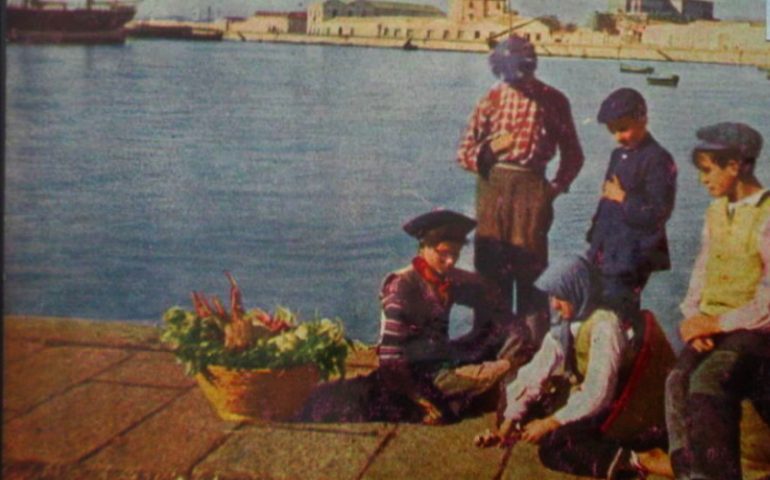 La foto: Cagliari, una rara immagine a colori dei piccioccus de crobi prima della demolizione del mercato nel Largo