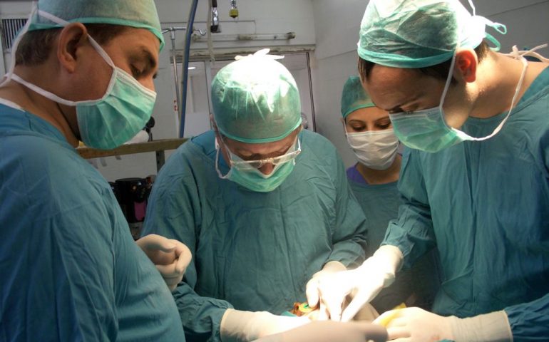 Sondrio, donna tossisce e le si rompe l’arteria tiroidea: a salvarla è un’équipe guidata da un chirurgo sardo