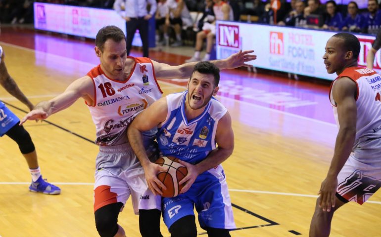 La Dinamo butta via una vittoria, Reggio Emilia festeggia grazie a Della Valle