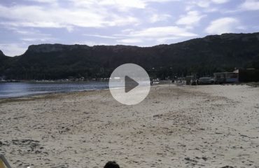 Un uomo si fa il bagno al Poetto l'8 febbraio