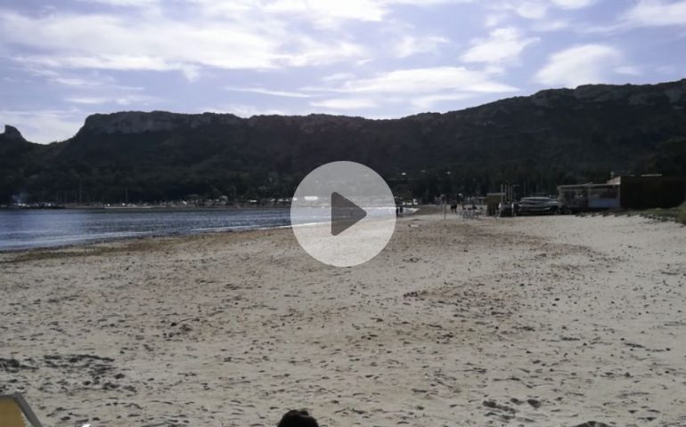 Un uomo si fa il bagno al Poetto l'8 febbraio