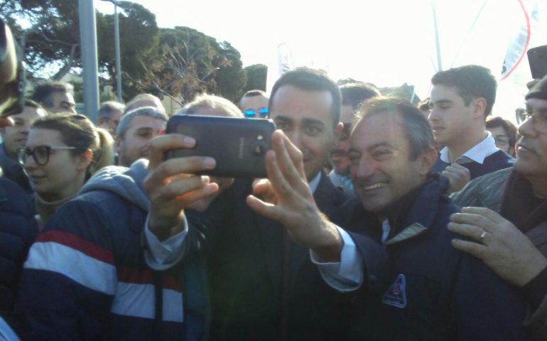 Luigi Di Maio è arrivato a Cagliari. In tantissimi ad attenderlo al mercato di Sant’Elia dove inizierà il suo tour elettorale sardo (FOTO)