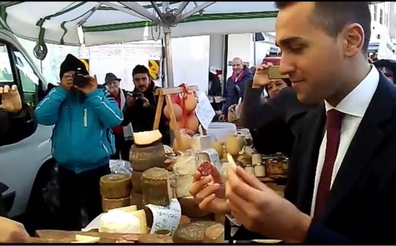 (VIDEO) Pecorino e salsiccia sarda per Di Maio. Anche per il leader del M5S degustazioni tutte sarde