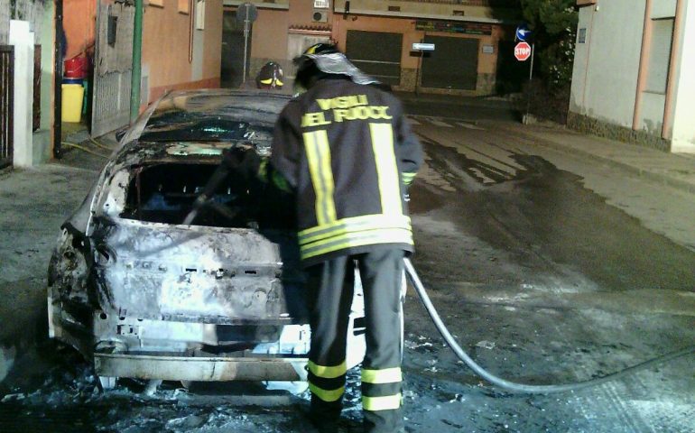 Auto incendiata in strada. Intervento dei Vigili del Fuoco a Villasimius