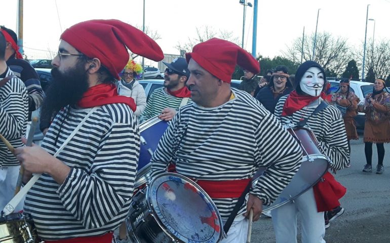 (FOTO E VIDEO) Pentolaccia e rogo di Cancioffali a Giorgino: si è concluso con un tripudio di folla il Carnevale “casteddaio” al ritmo della Ratantira