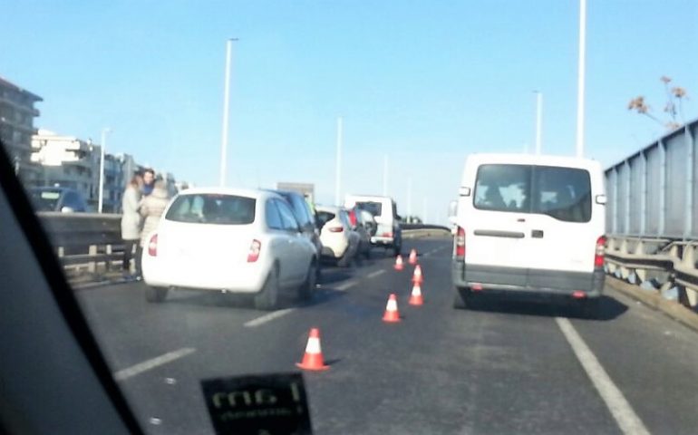 Asse mediano: tamponamento a catena, 6 le auto coinvolte. Traffico in tilt