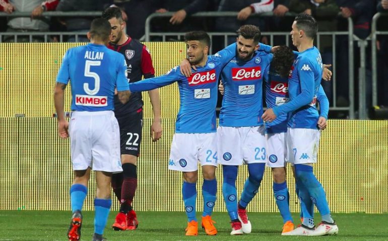 Il Cagliari si scansa, il Napoli giganteggia: 5-0 alla Sardegna Arena. Rossoblù senza attributi e umiliati