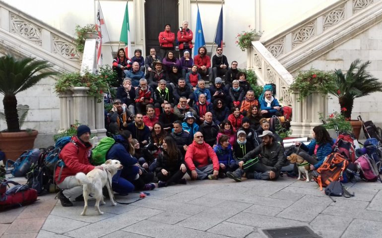 VIDEO É partito stamattina da Cagliari “Il Cammino delle 100 Torri”: quasi 1300 chilometri per il giro della Sardegna a piedi