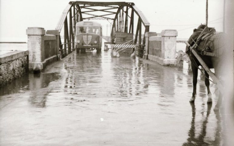 La Cagliari che non c’è più: 1956, il bus della linea Giorgino-Calamosca sul Ponte della Scaffa