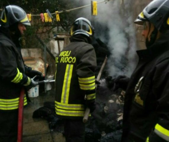 Incendio a Sarroch, anziana barricata in casa e terrorizzata. La salvano i Vigili del fuoco