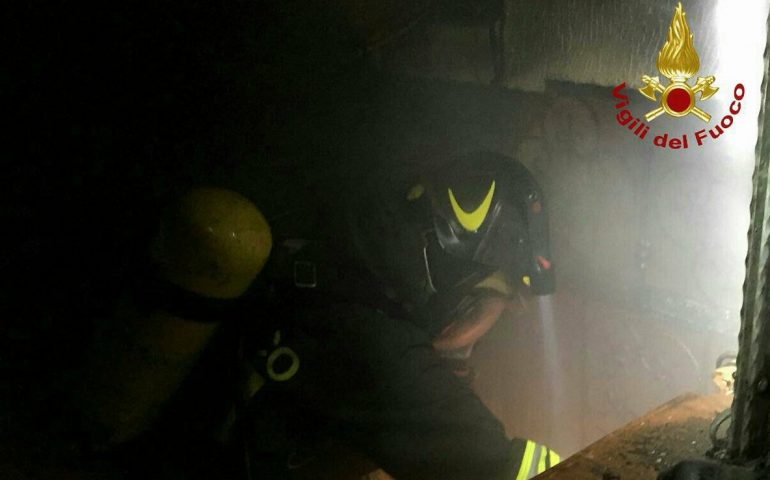 Incendio in un’abitazione in via Colleoni a Pirri: i Vigili del fuoco portano in salvo un cane