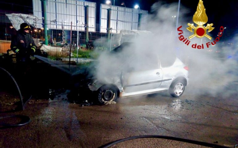 Auto in fiamme in via Peretti: Vigili del Fuoco domano il rogo