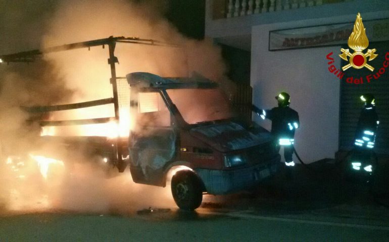 Capoterra: nella notte furgone completamente distrutto dalle fiamme