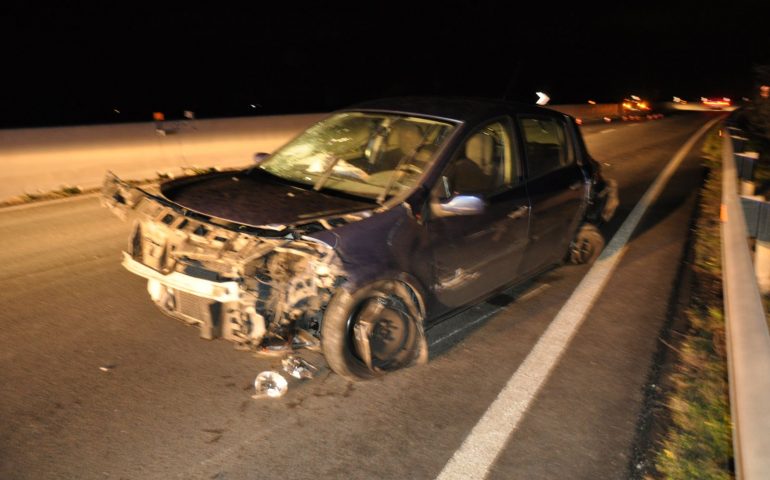 Incidente sulla 195: auto sbanda e si schianta su un’altra. Quest’ultima perde il paraurti che vola nella corsia opposta