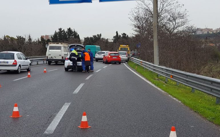 Statale 554: incidente stradale con tre auto coinvolte. Forti rallentamenti al traffico