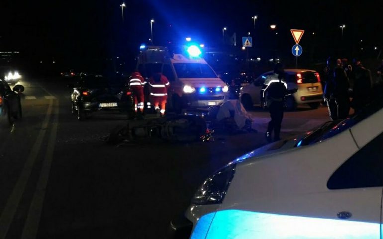 Cagliari, grave incidente in via Stamira: scooterista in ospedale in codice rosso dopo lo scontro con una macchina.