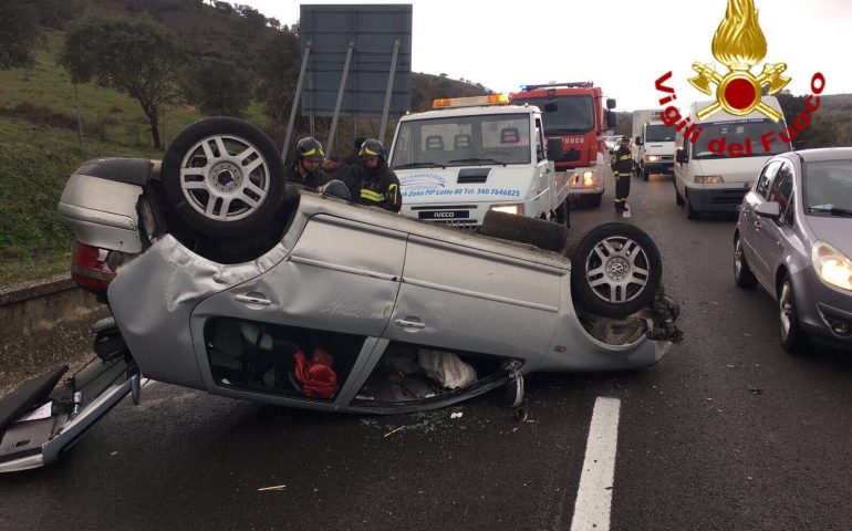 Paura sulla Nuoro-Siniscola. Un’auto si ribalta, la conducente in ospedale