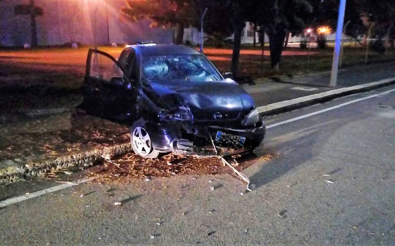 Incidente all’alba: perde il controllo dell’auto e si schianta su un albero. 24enne in codice rosso al Brotzu