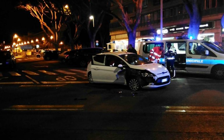 Si scontra contro un pullman tra via Amat e via Pessina: incidente stradale nella notte