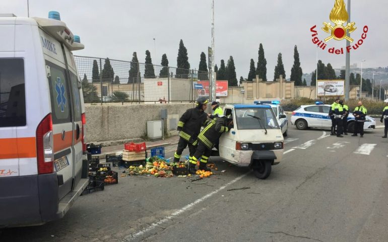 Ape carica di cassette di frutta si ribalta: conducente estratto dalle lamiere dai Vigili del Fuoco