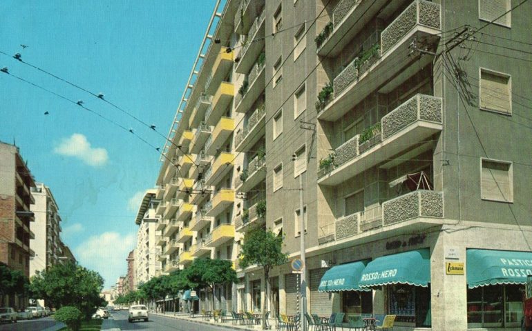 La Cagliari che non c’è più: via Dante in una foto degli anni Sessanta. Tutto appare più curato