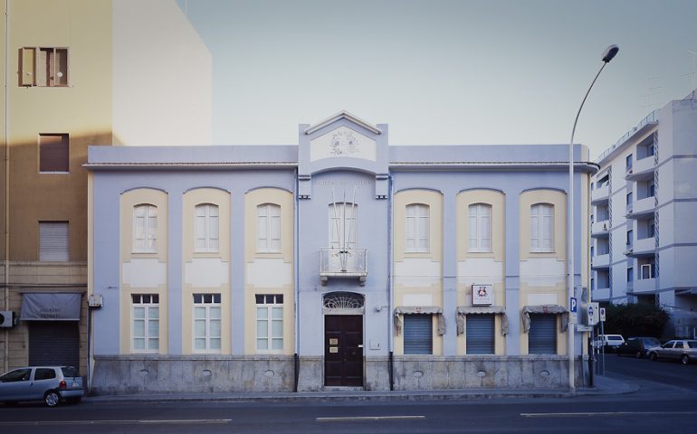 Lo sapevate? L’elegante palazzina stile Liberty di via XX Settembre a Cagliari fu costruita nel 1912 per la Società degli  Operai, che la occupa tutt’ora