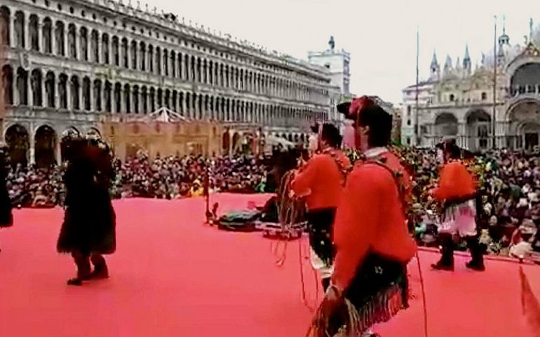 Mamuthones e issohadores entusiasmano la folla al Carnevale di Venezia