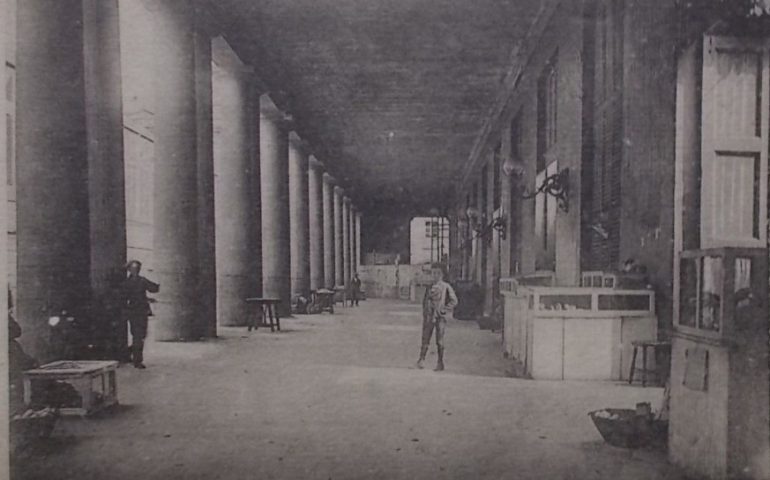 La Cagliari che non c’è più: 1922, un bambino sotto un colonnato. Dov’era questo edificio?