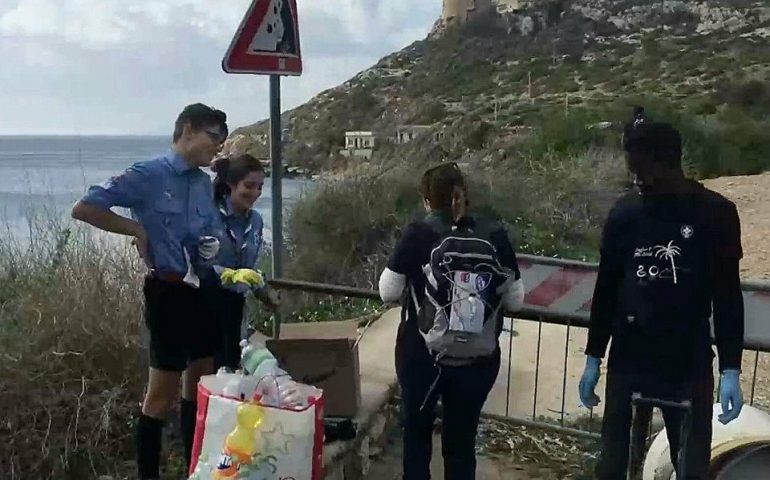 Domenica ecologica a Cagliari: migranti e scout al lavoro per ripulire Calamosca
