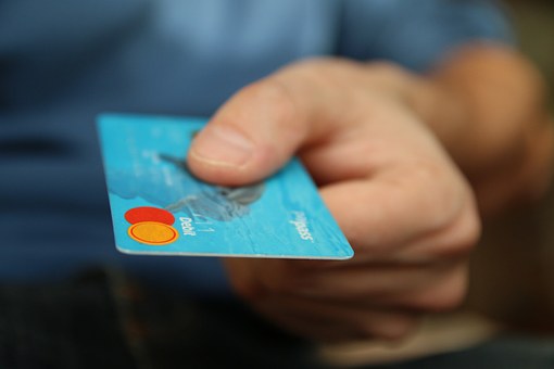 Cestini elettronici e app. A Parigi la questua si fa strisciando la carta di credito