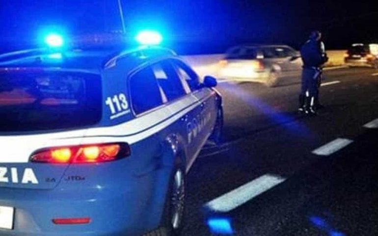 Cagliari, ragazza 22enne senza patente non si ferma all’alt della Polizia e scappa contromano rischiando di fare una strage: “Dovevo portare le medicine a nonna”