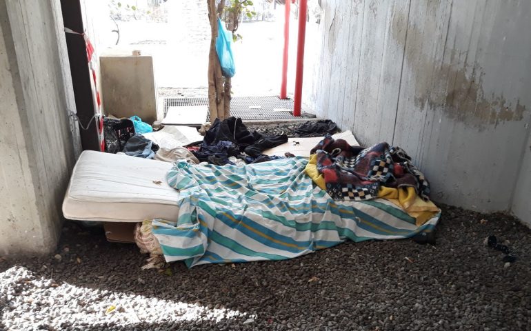 Volontari portano coperte e maglioni ai senzatetto: “che oltre ad essere colpiti dalla crisi sono sempre più spesso colpiti dalla nostra indifferenza”