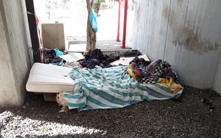 Volontari portano coperte e maglioni ai senzatetto: “che oltre ad essere colpiti dalla crisi sono sempre più spesso colpiti dalla nostra indifferenza”