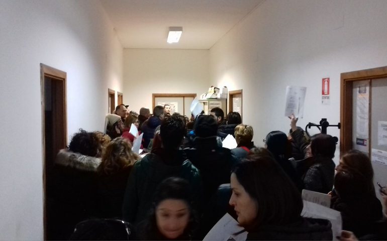Assemini: l’ufficio vaccinazioni nel caos, gli utenti in fila dalle 6 del mattino per assicurarsi di essere ricevuti in giornata