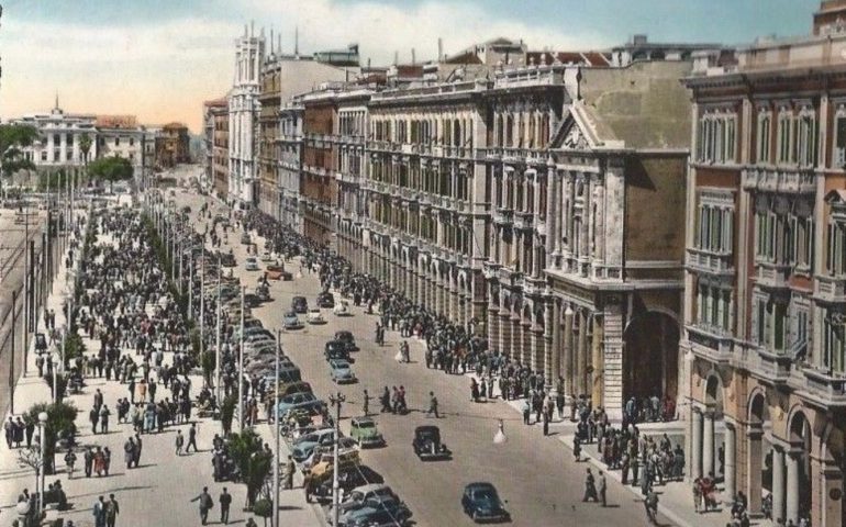 La Cagliari che non c’è più, una via Roma affollatissima in una bella foto degli anni Cinquanta