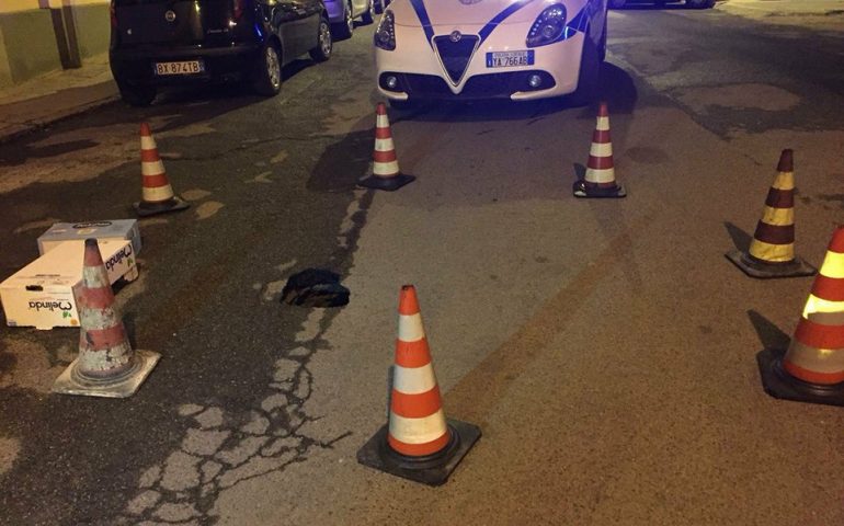 Cagliari, si apre una voragine in via Tigellio: la Polizia Municipale chiude la strada al traffico