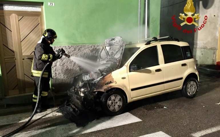 Ancora auto distrutte dalle fiamme: nella notte incendio a Pirri