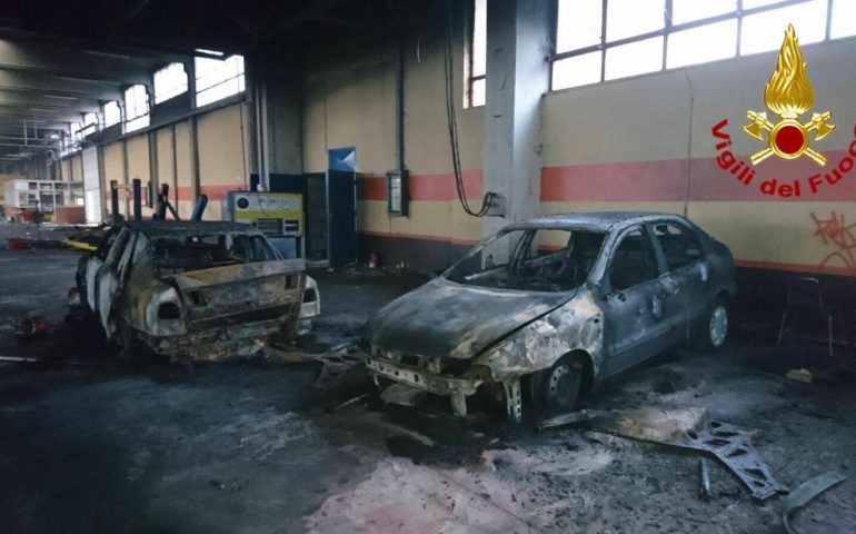 Incendio doloso a Macomer, due auto completamente distrutte dalle fiamme in un’officina