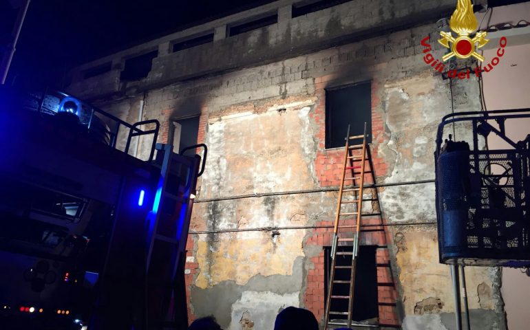 Incendio nella notte a Villacidro: va a fuoco palazzina disabitata di due piani