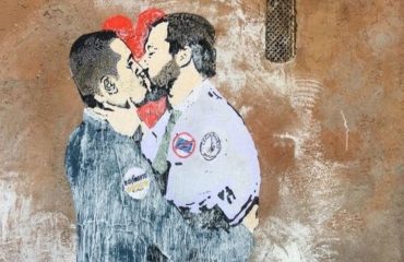 Bacio tra Salvini e Di Maio in stile Bansky