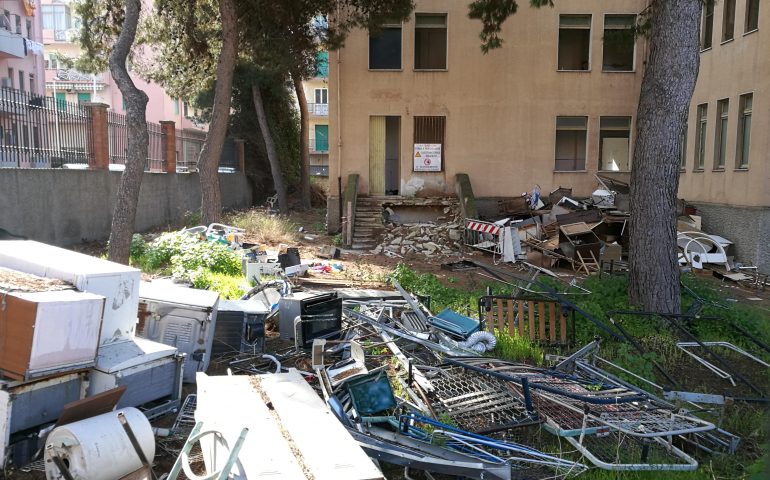 VIDEO Ex asilo via Serbariu: aspettando la riqualificazione lo stabile è una discarica a cielo aperto e un rifugio per senzatetto e tossicodipendenti