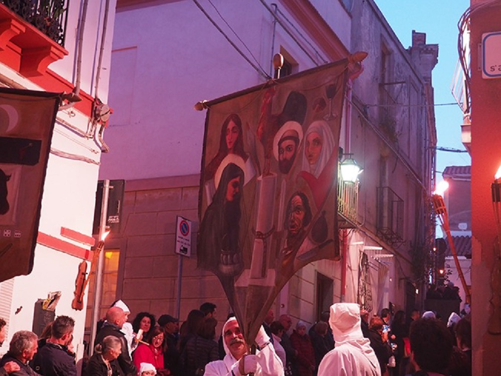 Iglesias, Is Vexillas sfilano nella processione del Descenso - Foto di Federica Landis